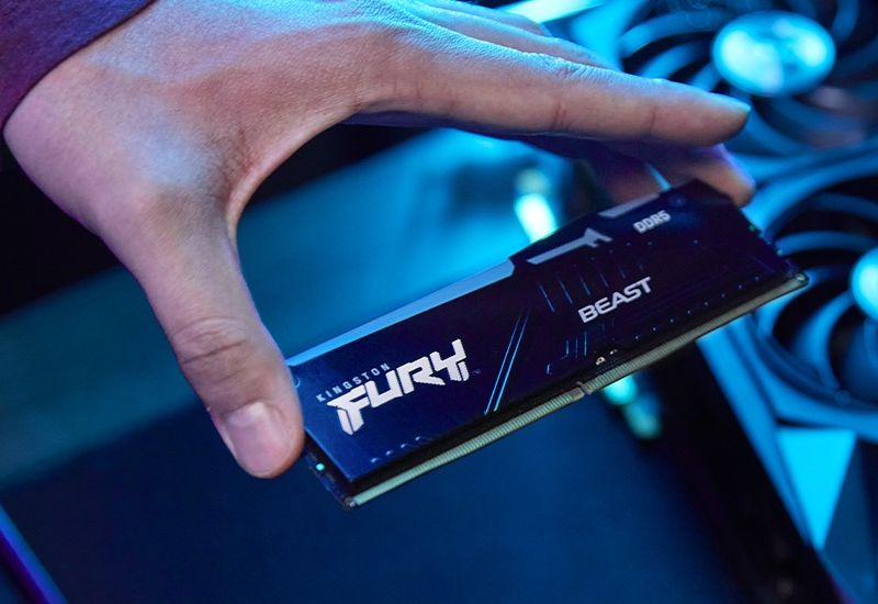 המייסדים המשותפים של Kingston Technology עשו רווחים ב‑44 % השנה בזכות צמיחת שוק הבינה המלאכותית