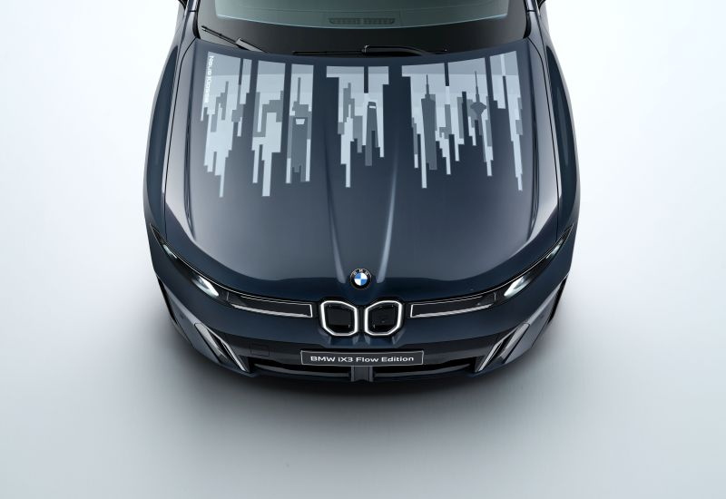 BMW iX3 Flow Edition מציג מכסה שמשתנה בצבע בעזרת טכנולוגיית «טושים אלקטרוניים».