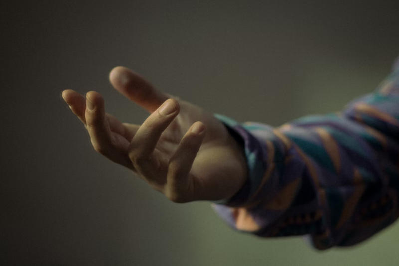 אפל אימצה בינה מלאכותית לזיהוי נגיעות יד לא מוכרות על בסיס אותות EMG