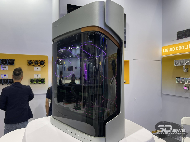 גאומטרי פוטו הציגה ב-Computex 2026 קונסולות ענקיות, בלוקים זוהרים של ספקי כוח ופריסות חדשניות לקירור נוזלי.