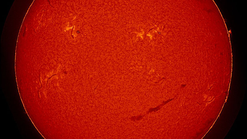 השמש הפכה לסמיילי ענק שמחייך אלינו מלמעלה