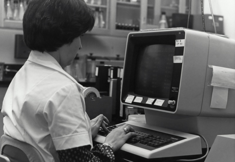 מכירות עולמיות של מחשבים אישיים יורדות ב-5 %, עקב עליית מחירי הזיכרון, בעוד האפשרות היחידה היא אפל וקטגוריות משחקים.