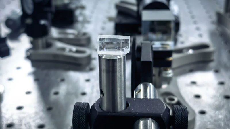 בצפון סין פיתחו לייזר מוצק קומפקטי לגישה לטווח VUV שלא היה נגיש קודם לכן, ופתחו אפשרויות חדשות במחקר מדעי, בטכנולוגיות חלל ובייצור שבבים