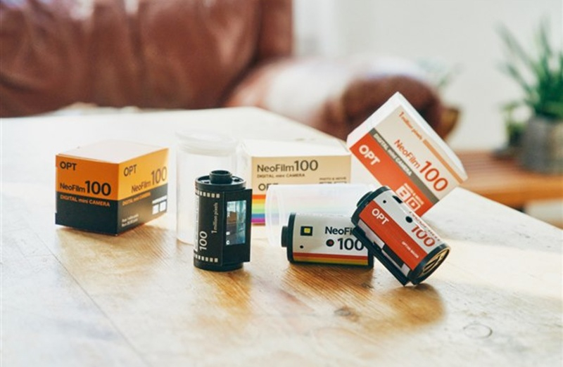 מכונת מצלמה דיגיטלית‑חוברת OPT100 Neo Film ביפן מוצגת כקוטב של סרט פילם 35 מ"מ