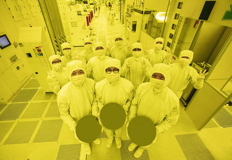 שוק הסמiconductors העולמי יגיע לכמות של טריליון דולר כבר השנה הזו, שזה קרה ארבע שנים מוקדם מהמתוכנן, בזכות התפתחות הבינה המלאכותית