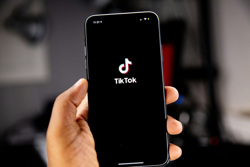 האיחוד האירופי יתעסק ב‑TikTok וב‑Instagram בגלל העיצוב “תלוי” שלהם.