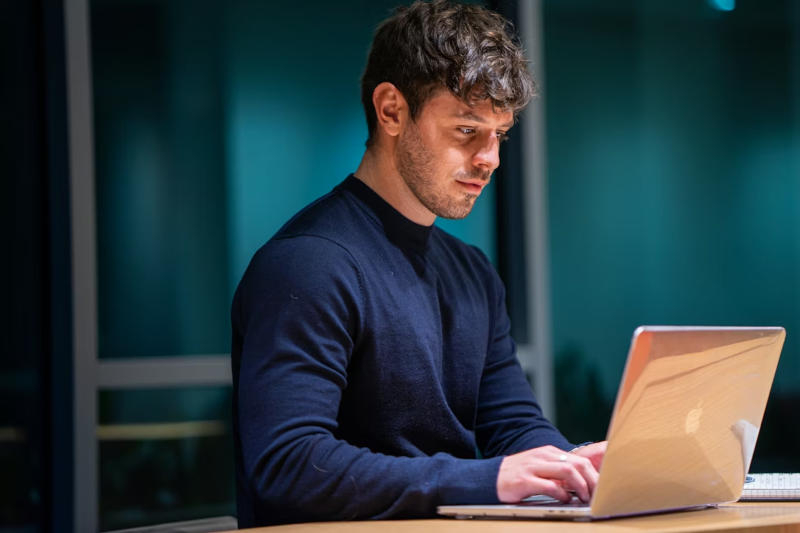 משתמשים פעילים בבינה מלאכותית מתמודדים עם סיכון מוגבר לכאבי מקצועיים