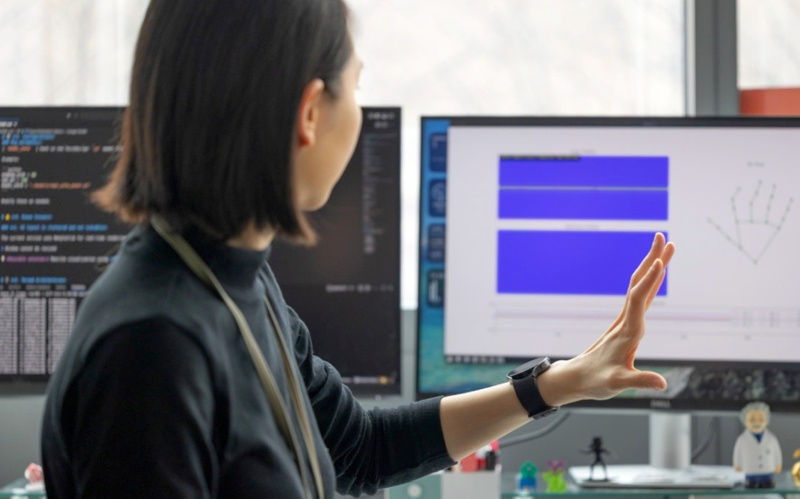 החוקרים השתמשו ב-AI כדי להפוך שעוני חכמה רגילים למכשיר מדידת תנועות יד מדויק