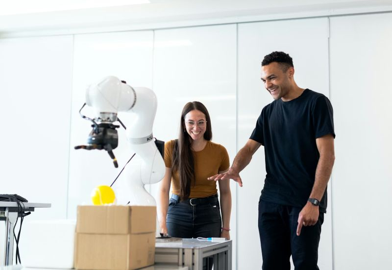 חצי מהחברות שהחליפו עובדים ב-בוטים של AI מתכננות להחזיר את הצוות בשנת 2025