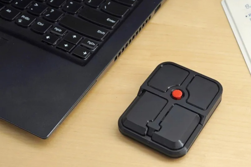 פלאפי הפך את ה‑TrackPoint המפורסם מה-ThinkPad למאווררת ניידת, “מפריד” אותו ממסך הלפטופ.