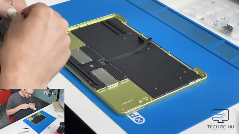 אפל מקבוק נו הוכיח שהוא פשוט יותר מהצפוי – אפילו לא הדביק את הסוללה.