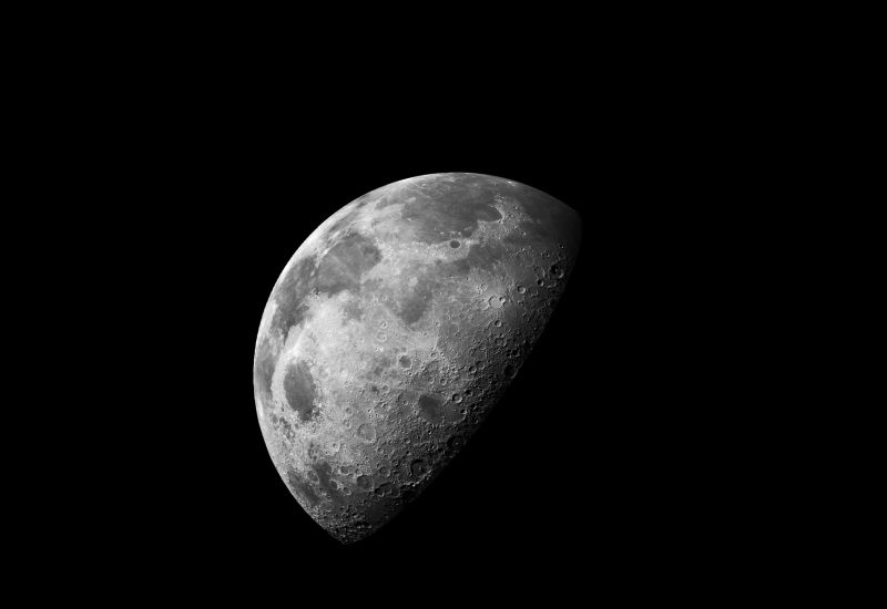 אילון מאסק מתכנן לבנות רשת לוויינים לאינטליגנציה מלאכותית על הירח, תוך שימוש בקאטאפולט ענק להשמעה.