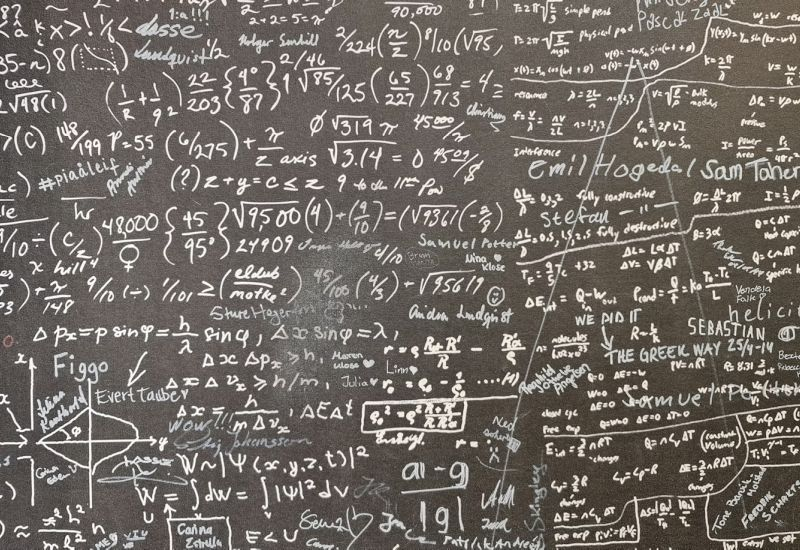 מניתוח חתולים עד תיאוריות של ארדוש: הבינה המלאכותית מתקפת על פסגות המתמטיקה יותר ויותר